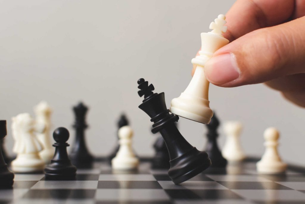 Schachspiel - weißer König setzt schwarzen König schachmatt